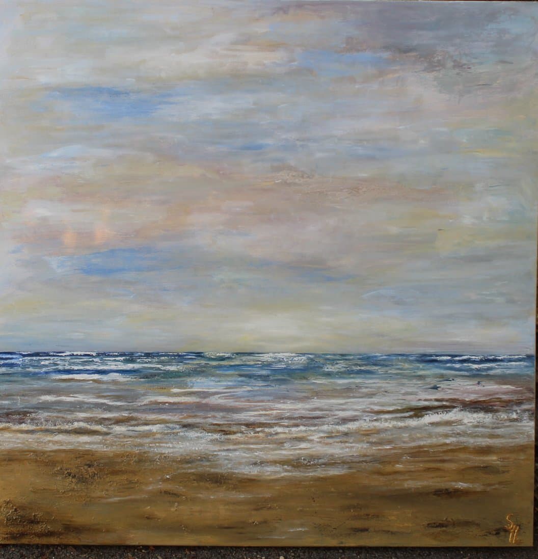 Peinture impressionniste d'une plage : vagues bleues et écume sous un grand ciel nuageux